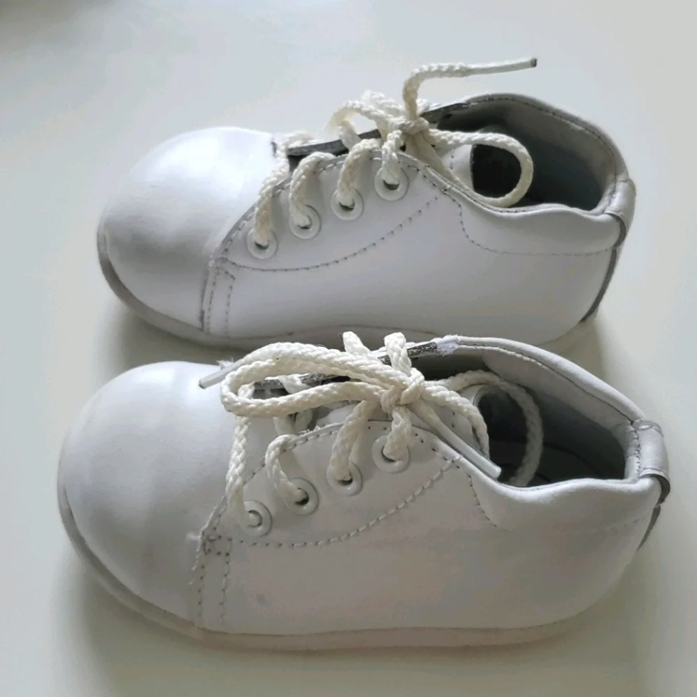 Stride Rite Elliot White baby bootie unisex